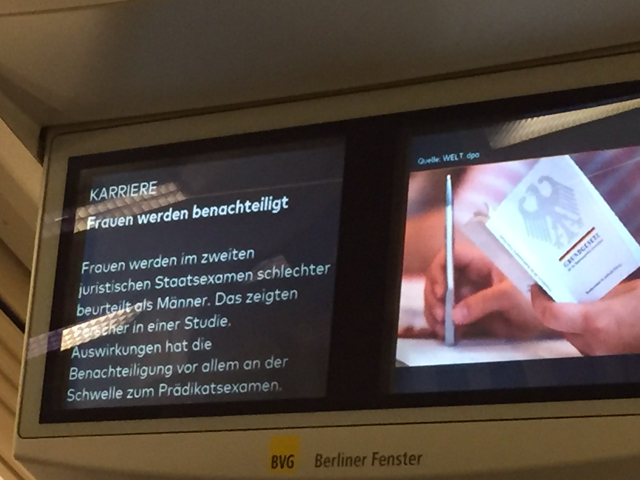 Bericht über die Studie im Berliner Fenster der BVG / Foto: Johannes Hellmann